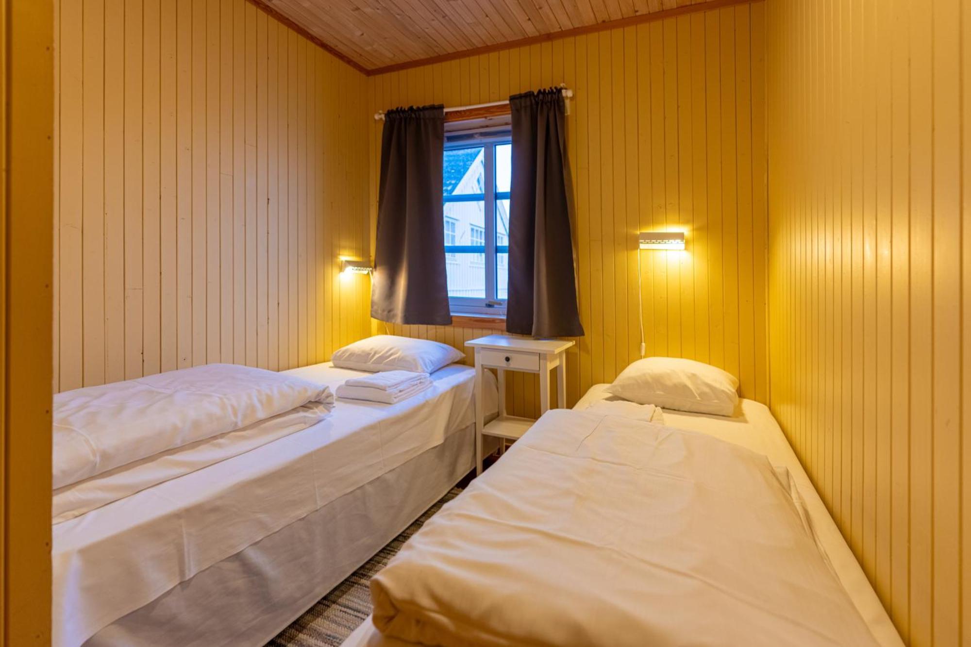 Отель Henningsvaer Rorbuer Экстерьер фото