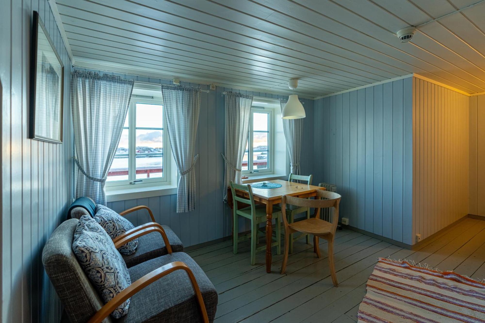 Отель Henningsvaer Rorbuer Экстерьер фото