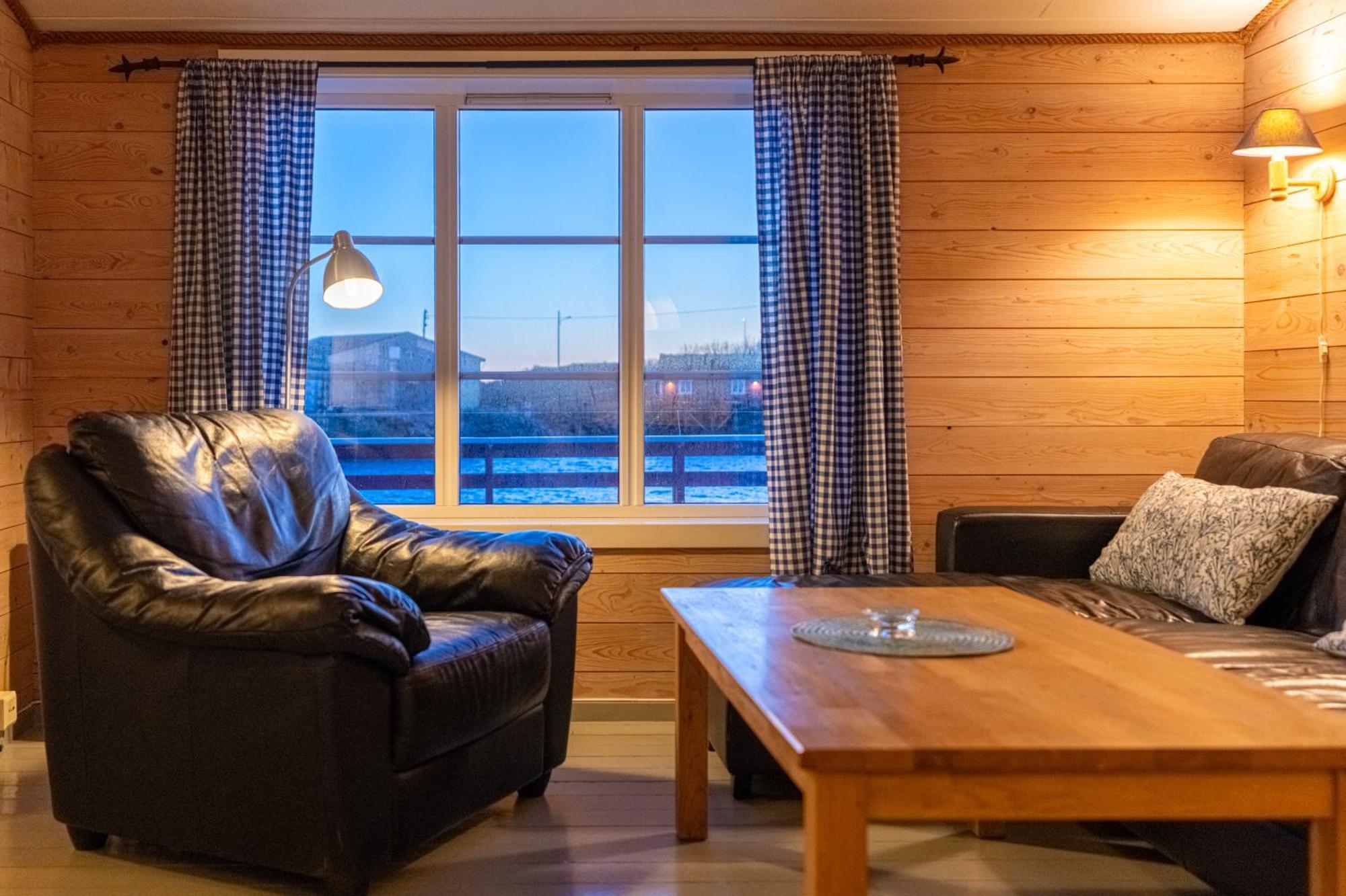 Отель Henningsvaer Rorbuer Экстерьер фото