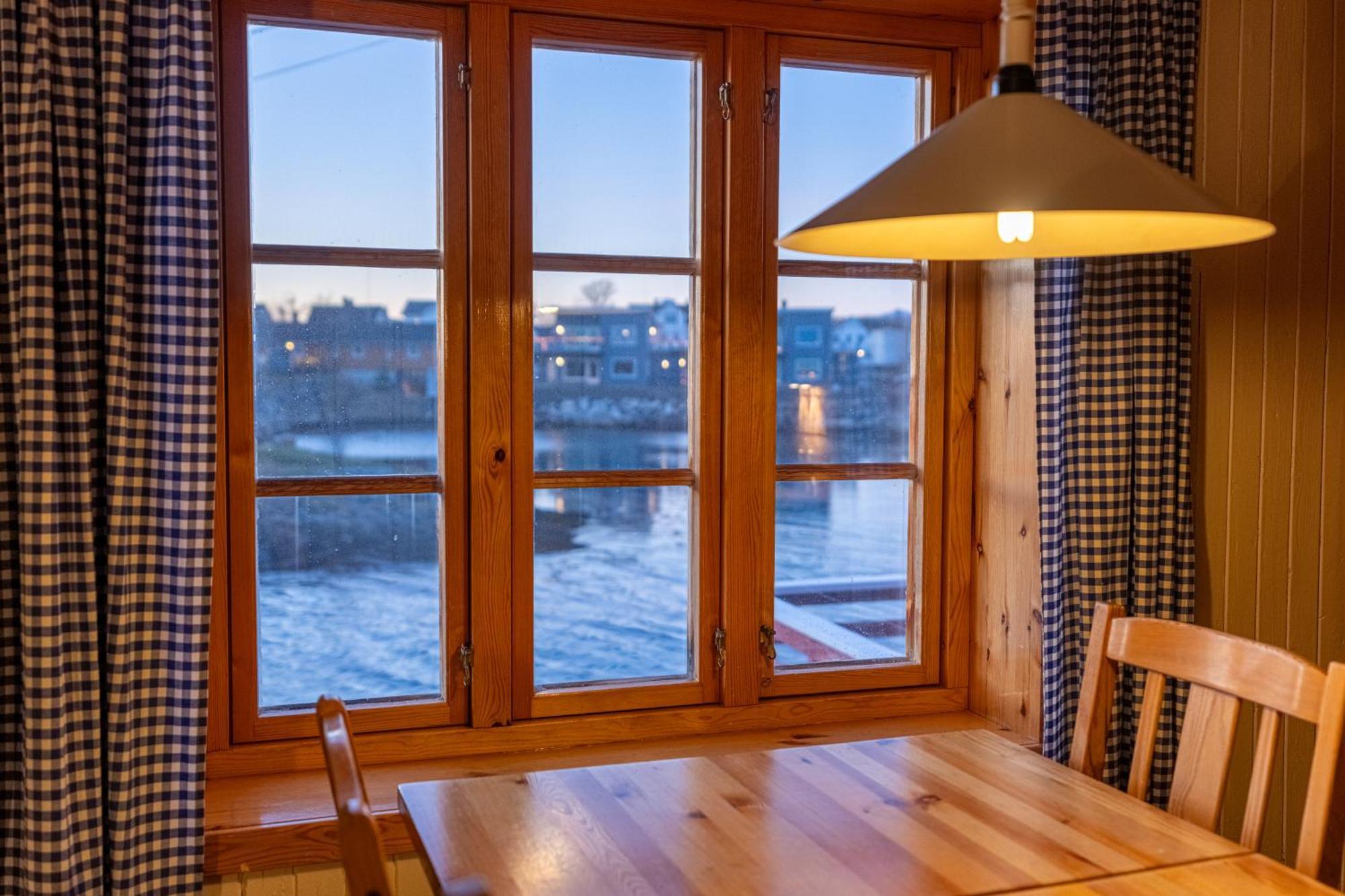 Отель Henningsvaer Rorbuer Экстерьер фото