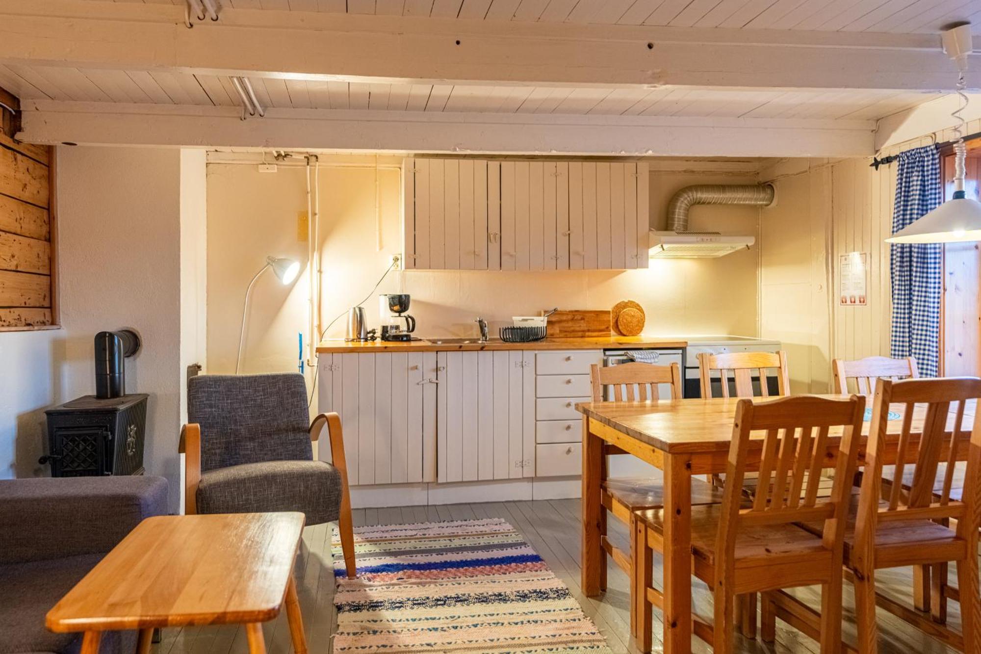 Отель Henningsvaer Rorbuer Экстерьер фото